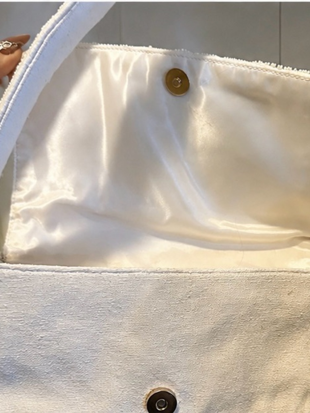 🌼 A New Day White Beaded Daisy Shoulder Bag - Picture 3 of 5